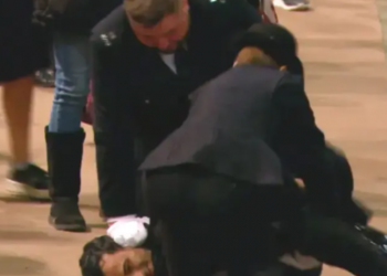 Një burrë tentoi të prekte arkivolin e Mbretëreshës, arrestohet nga policia (VIDEO)