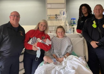 Gruaja lind në mes të rrugës, ambulanca nuk arrin ta çojë në spital