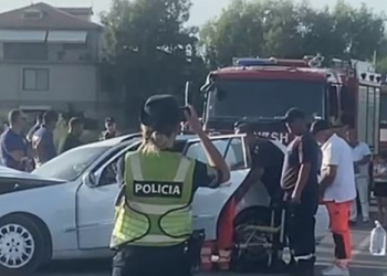 Taksia përplaset me shtyllën në Vlorë, 6 të lënduar