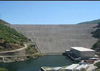 Reshjet trefishojnë prurjet në Fierzë, KESH “me sy nga jashtë”, si anashkalohet prodhimi vendas