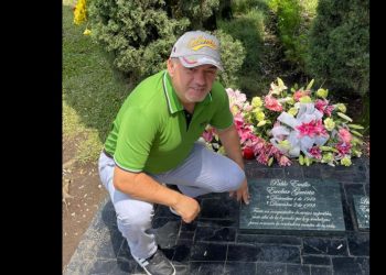 “Të paktën këtij…”/ Artan Hoxha nuk i ndahet Ervis Martinajt, mesazhi i koduar në varrin e Escobar