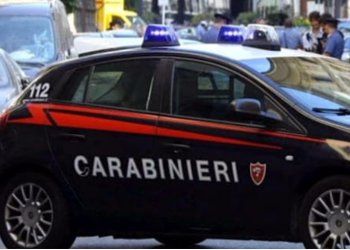 Përleshja, senegalezi plagos me thikë të riun shqiptar, tenton t’i vërsulet policisë por…