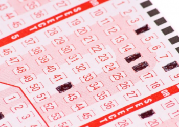 Luajti llotari në mënyrë të rastësishme, i moshuari fiton shumën marramendëse