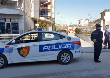 Detajet/ Burri tenton të vrasë gruan me thikë, komshiu tenton ta shpëtojë, por i plagos të dy