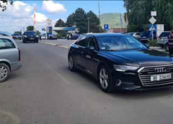 Brnabiç vizitë në Mitrovicën e Veriut, ja si  e mbuloi flamurin serb në targë