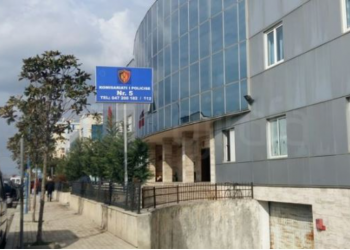 Fshehu vetëvrasjen e gruas, vëllezërit e viktimës nxjerrin blof 56-vjeçarin: Hapin arkivolin dhe…