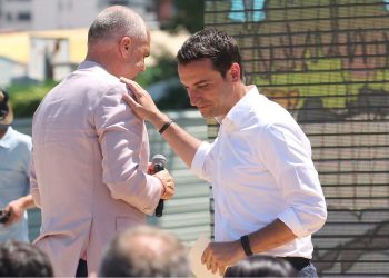 Qytetarët shtrëngojnë “dhëmbët” për shpenzime, Veliaj mes luksit, ia kalon dhe Ramës për…