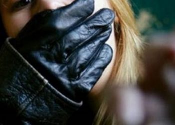 Video/ Inskenoi rrëmbimin me të dashurin për t’i marr 50 mijë euro nënës, arrestohet 30-vjeçarja  