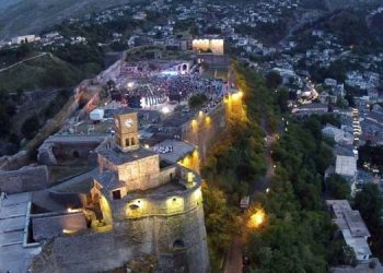 U rrëzua nga muri i kalasë së Gjirokastrës, turisti grek përfundon me fraktura në spital