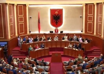 Flutura Açka i kujton Lindita Nikollës ditën e Nënë Terezës, Kuvendi shpërthen në duartrokitje