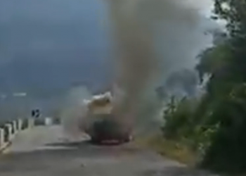 Pogradec/ Përfshihet nga flakët një makinë në lëvizje