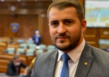 “Kurti përhap panik”, Mërgim Lushtaku: Kryeministri përmend luftën për të mbuluar dështimet