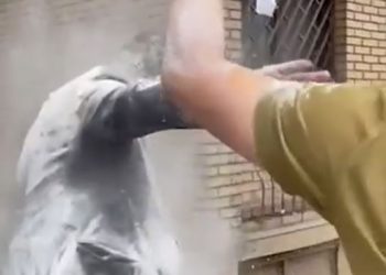 Video/ Ministri i Financave në Kosovë sulmohet me miell