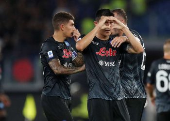 Napoli përmbys Lazion dhe barazon me pikë Milanin në vendin e parë