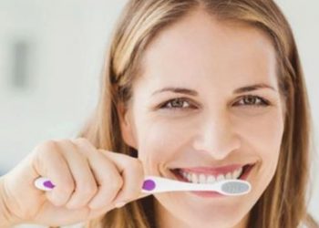 Këto janë gabimet e mëdha që bëni gjatë larjes së dhëmbëve