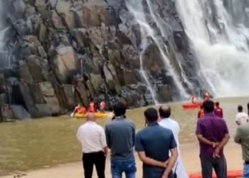 Po bënte selfie pranë ujëvarës, familja tenton të shpëtoj vajzën dhe mbytet në ujë