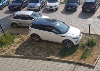 Policia u gjobit “Land Roverin” në Bulqizë, shoferi dhe 2 shokët i rrahin