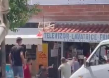 Plas grushti mes të rinjve në Gramsh, banorët e zonës tentojnë t’i ndajnë