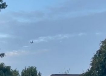 Ulet aeroplani që kërcënonte të godiste qendrën tregtare, arrestohet piloti