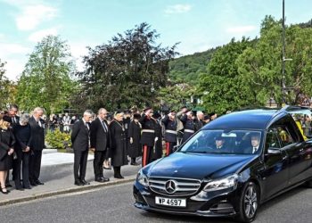 I jep lamtumirën Balmoral, trupi i mbretëreshës Elizabeth niset për në Edinburg