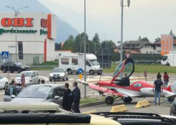 Prag tragjedie/ Ulet avioni në parkingun e një marketi, përplas 3 makina