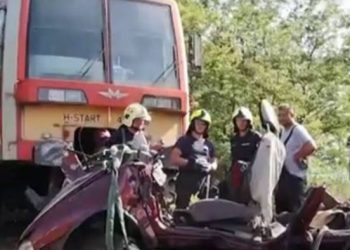 E rëndë/ Treni merr zvarrë makinën, 7 të vdekur