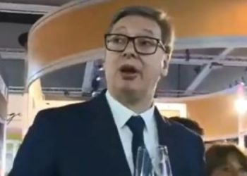 Këshilltarja provon t’ia largojë gotën me verë, reagon Vuçiç: Ka frikë se…(VIDEO)