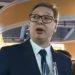 Këshilltarja provon t’ia largojë gotën me verë, reagon Vuçiç: Ka frikë se…(VIDEO)