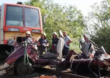 E rëndë/ Makina përplaset me trenin, ndërrojnë jetë 7 persona (Video)