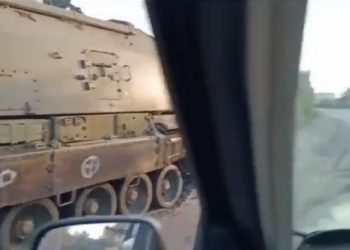 VIDEO/ Ushtarët rusë ia mbathin nga Ukraina, lënë gjysmën e pajisjeve të tyre në vend