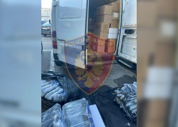 Operacion blic në Tiranë/ Zbulohet fugoni me mallra e veshje kontrabandë, në kërkim pronari