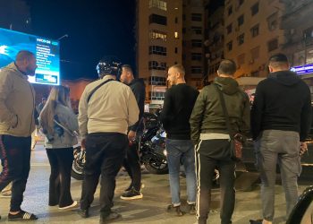 Aksident te “Pazari ri”, motori përfundon poshtë “Audi”-t (FOTO)