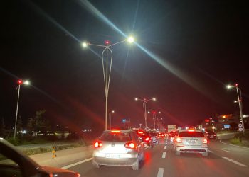 “Avazi” në Tiranë, makinat bllokohen 30 minuta në “Mbikalimin e Rinasit”