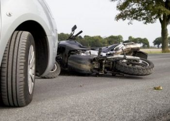 Motoçikleta përplaset kokë më kokë me makinën, humb jetën 17-vjeçari shqiptar