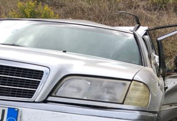 Aksident në Gjirokastër/ Makina përfundon në kanal, një i plagosur