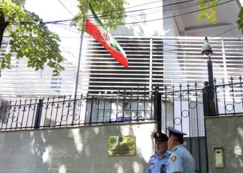 Një ditë pas largimit të stafit, vijon të valëvitet flamuri i Iranit në ambasadë