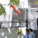 Një ditë pas largimit të stafit, vijon të valëvitet flamuri i Iranit në ambasadë