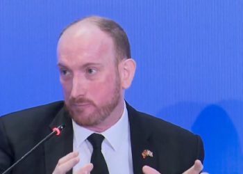 Ambasadori britanik, thirrje të rinjve shqiptarë: Suksesi nuk varet nga gomonet