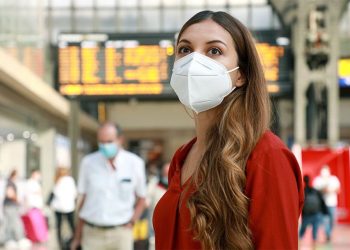 Kanadaja heq mandatin e vaksinës, nuk do të kërkohen më maska ​​​​në avionë