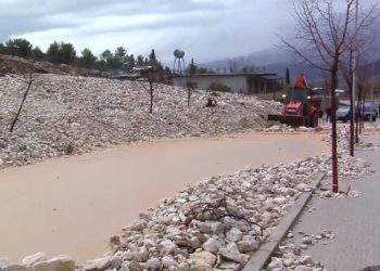 Moti i keq/ Del nga shtrati përroi i Gjikurisë, përmbytet zona te ish-vilat qeveritare