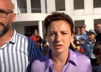 Dita e parë e shkollës/ Partia e Lirisë në Kamëz: Këta nxënës përballen me propagandën për libra falas