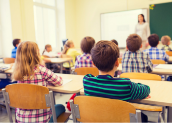 Nis sot viti i ri shkollor, ja sa fëmijë ulen për herë të parë në banka