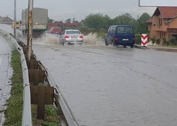 Pas Tropojës, moti i keq prek dhe Fierin, shiu përmbyt rrugët