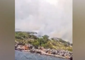 Video/ Flakët përfshinë Karaburunin, era përhap me shpejtësi zjarrin
