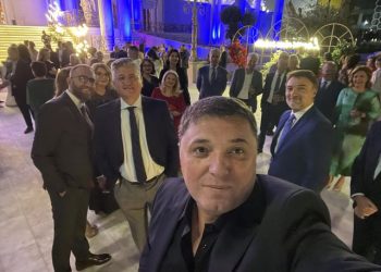 Jashtë figurës politike dhe ndasive, deputetët e PD bëhen bashkë në gëzimin e Dashnor Sulës