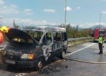 Digjet gjatë natës furgoni në Korçë, dyshimet e para