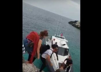 Video/ U bllokuan në gjirin e Karaburunit, çifti gjermanë gjendet pas tre orësh kërkime, ja gjendja e tyre