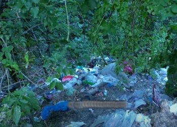 Vend turistik, por lumenjtë në Gjirokastër “pushtohen” nga mbeturinat