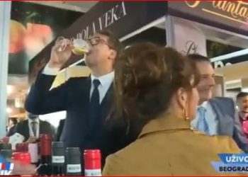 Video/ Vuçiç bëhet tap në panair, këshilltarja i heqë gotën e verës, ai ankohet se…