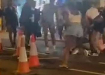 Tronditëse/ Një grup banditësh godasin pa mëshirë 19-vjeçaren, momenti kur e sulmojnë pa mëshirë